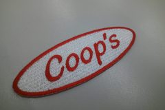 赤の糸でシンプルに文字を刺繍。生地は白生地。外周フチはレッドで綺麗目の印象の文字ワッペン。