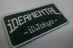黒の生地に白単色でオリジナルフォントで文字を刺繍したブランド名の文字ワッペンの加工事例。