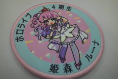 ピンクとアクアブルーをメインカラーとした、キャラクターデザインのプリントワッペン。90mmサイズ。円形。