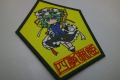 変わった形状のプリントワッペン。中心にキャラクターデザイン。下部に古風なフォントで文字を加工した制作事例。