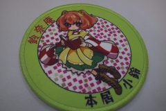 中心のドット柄背景が特徴的なキャラクターワッペンの制作事例。サブリックスブレードで製作。