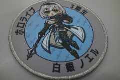 サブリックスブレードを基礎とし、色鮮やかにくやらくたーがデザインされた、同人サークルのプリントワッペン