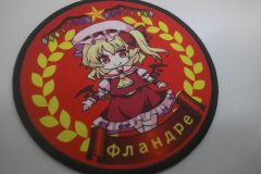 赤をベースカラーにキャラクターデザインを中心に配置した、オリジナルプリントワッペン。