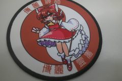 背景が不規則な2トーンカラーとなった、キャラクターデザインのプリントワッペン。サブリックスブレードを使用。