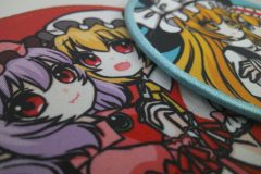 赤色をベースに可愛らしいキャラクターのデザインが加工された、プリントワッペンのアップ。
