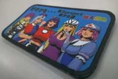 五人のキャラクターが細やかに美しく表現されたプリントワッペンの制作事例。
