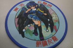 淡いサックスブルーカラーを基調とした、キャラクターワッペン。生地はサブリックスブレードを使用。