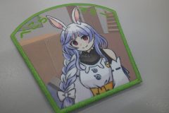カップケーキ型の形状のプリントワッペン。メイドのキャラクターデザインが特徴的な作品。