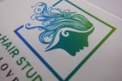 グリーン系のグラデーションカラーが非常に美しい、美容室のロゴを加工したプリントワッペンの制作実績。刺繍屋HONESTが制作。