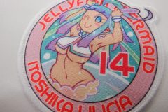 発色の良いカラーバランスで加工された女の子のデザインのプリントワッペン。生地はサブリックスクロスを使用。