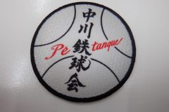 背景がシルバーグレーのグラデーションで表現された、野球チームのプリントワッペンの作品事例。