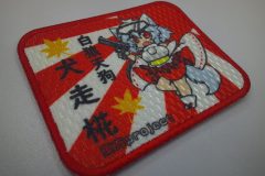 日章旗のような背景をベースにキャラクターデザインが施された派手な仕上がりが印象的なプリントワッペンの制作事例。