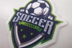 スポーティーな風合いが魅力。サブリックスメッシュ生地を使用した、サッカーチームのプリントワッペン。