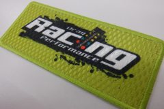 明るめの草色がベースとなった、レーシングチームのオリジナルロゴを加工。サブリックスメッシュを使用したプリントワッペン。