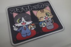 黒地にスーツ姿の猫が2匹、家の模型を持って座るイラストのオリジナルプリントワッペンの制作見本。