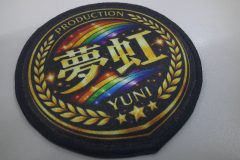黒地に虹のアーチと金色の装飾が描かれたオリジナルプリントワッペンの制作見本。