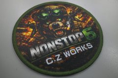 炎の背景に戦闘装備の熊と交差した銃が描かれ、『NONSTOP 6』『C.Z WORKS』の文字が入ったオリジナルプリントワッペンの制作見本。