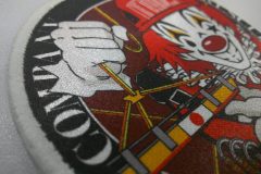 黒地の円形にピエロが救助ボートを持ち上げている様子を描いたレスキューチームのオリジナルプリントワッペンの制作事例のアップ。