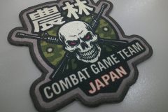 迷彩地にドクロと交差したライフルが配置されたサバゲーチームのオリジナルプリントワッペンの制作見本。