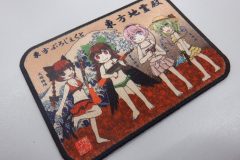 4人のキャラクターが波の背景の前に立つ長方形のイラスト入りオリジナルプリントワッペンの制作事例。
