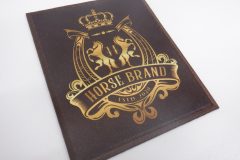 茶色地に馬と王冠の紋章、“HORSE BRAND”“ESTD. 2020”の文字が入った四角形のオリジナルプリントワッペンの制作事例。