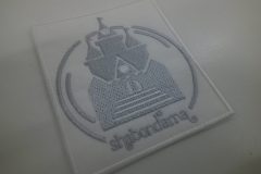 ブランドのオリジナルロゴを刺繍したオリジナルワッペンの制作見本。