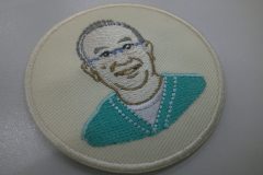 医師の似顔絵のデザインをアーバンツイル生地をベースに刺繍した、オリジナル刺繡ワッペンの制作実績