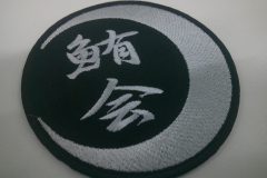 黒地にグレーの糸で三日月を表現したクラブチームのオリジナル円形デザインワッペン。