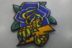 ミニマルなサイズであっても色のコントラストが強いことで存在感がある刺繍ワッペンの制作見本。