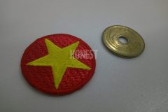 赤のクロス生地に星型にカットした黄色の生地を付けたオリジナル刺繡ワッペン。五円玉程の大きさにもししゅう屋HONESTは対応。