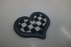 白と黒の市松模様をハートの形で切り出したオリジナル刺繡ワッペンの制作事例。