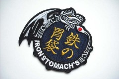 紺地に主に黒糸・金糸・銀糸で構成された刺繍ワッペン。形状を綺麗にヒートカットされているワッペンの制作見本。