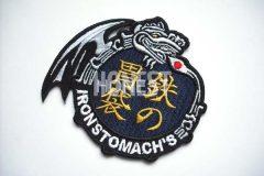 紺地に主に黒糸・金糸・銀糸で構成された刺繍ワッペン。形状を綺麗にヒートカットされているワッペンの制作見本。