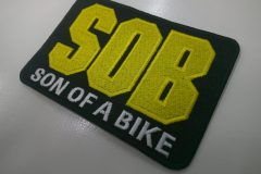 黒・黄・白のコントラストが非常に鮮明なモーターサイクルチームのオリジナルの長方形ワッペン