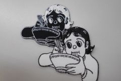 ユニークなデザインかつ複雑な形状のアパレルブランドオリジナルワッペンの制作実績。白ベース・黒ベースの２色展開。