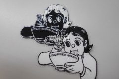 ユニークなデザインかつ複雑な形状のアパレルブランドオリジナルワッペンの制作実績。白ベース・黒ベースの２色展開。
