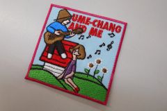 明るくポップな刺繍が印象的なオリジナル記念ワッペンの制作見本。