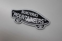 黒地に白糸で刺繍を施したシンプルな構成に刺繡技術が際立つオリジナル刺繍ワッペンの制作見本。