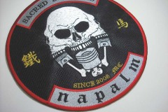 黒・白・赤・金の配色が非常にバランスよく構成されたモーターサイクルクラブチームの円形刺繍ワッペンの制作事例。