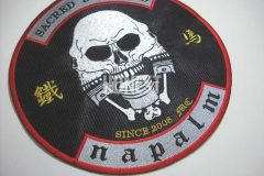 黒・白・赤・金の配色が非常にバランスよく構成されたモーターサイクルクラブチームの円形刺繍ワッペンの制作事例。