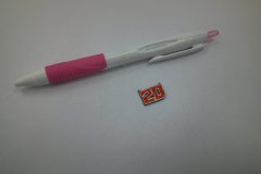 赤い数字が黒と白の縁取りで強調され、小さいながらも存在感のある刺繍ワッペンの制作見本。