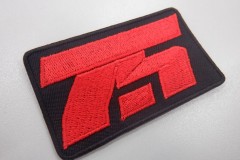 シンプルながら存在感があり、視覚的インパクトの強いブランドロゴを刺繍したオリジナルワッペンの制作見本。