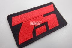 シンプルながら存在感があり、視覚的インパクトの強いブランドロゴを刺繍したオリジナルワッペンの制作見本。
