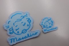 水色地に同系色の青の糸で刺繍されたオリジナルの線画ワッペン制作事例。