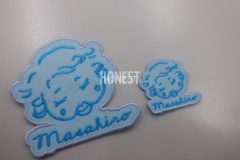 水色地に同系色の青の糸で刺繍されたオリジナルの線画ワッペン制作事例。
