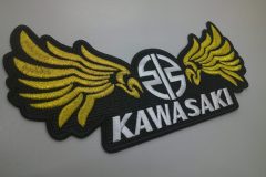 黒地に白糸・金糸の組み合わせが印象的なブランドロゴ刺繡ワッペンの制作事例。