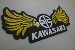 黒地に白糸・金糸の組み合わせが印象的なブランドロゴ刺繡ワッペンの制作事例。