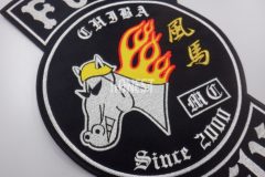 黒地に銀糸・金糸・黄糸・赤糸の組み合わせで、力強く、躍動感のあるクラブチームのオリジナル刺繡ワッペンの制作事例。
