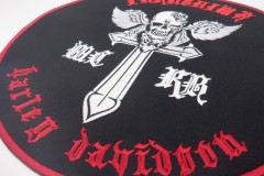 黒・赤・白の配色が力強さと統一感を生み出した、モーターサイクルクラブのオリジナル刺繍ワッペンの制作見本。