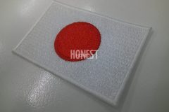 日本国旗をモチーフにしたシンプルな構造に、刺繍技術がうかがえる刺繍ワッペン。